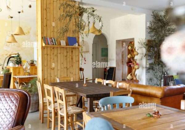 Cafe dengan sentuhan retro scandinavian, menggabungkan elemen retro dan gaya skandinavia